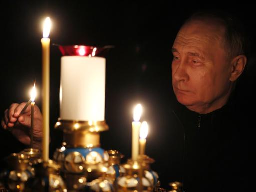 Kremlchef Putin beim Kerzenanzünden für die Toten des Anschlags auf die Crocus City Hall Ende März 2024
