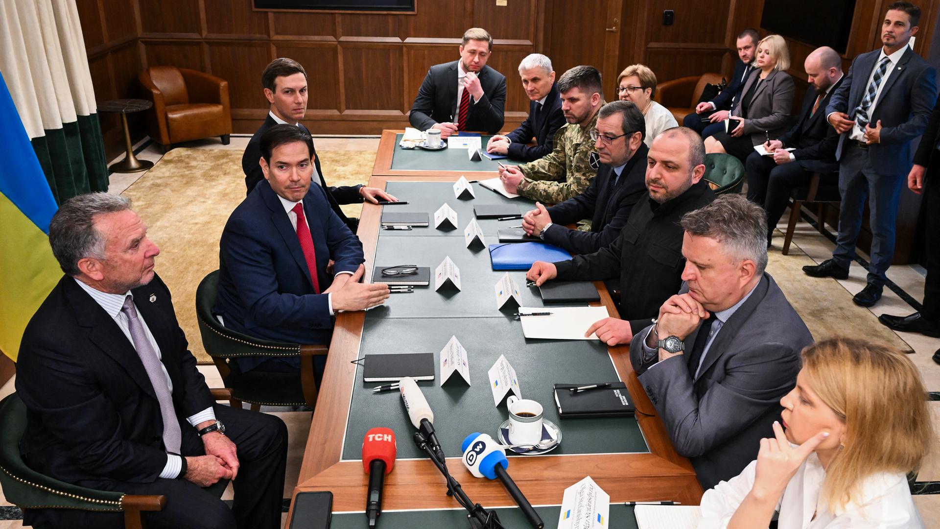 Das Foto zeigt die Delegationen der USA und der Ukraine bei Gespräche in Florida - mit US-Außenminister Rubio (Mitte links) und dem ukrainischen Delegationsleiter Umerow.