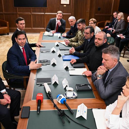 Das Foto zeigt die Delegationen der USA und der Ukraine bei Gespräche in Florida - mit US-Außenminister Rubio (Mitte links) und dem ukrainischen Delegationsleiter Umerow.