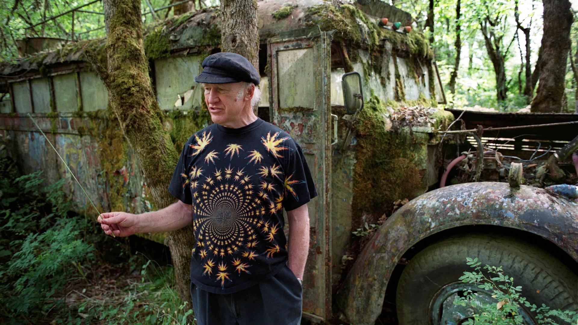 Der amerikanische Schriftsteller Ken Kesey steht im Juli 2001 auf seiner Farm in Pleasant Hill im US-Bundesstaat Oregon vor seinem legendären, ehemals bunt bemalten Bus "Further", der mittlerweile mit Moos bewachsen ist. Der amerikanische Schriftsteller Ken Kesey steht im Juli 2001 auf seiner Farm in Pleasant Hill im US-Bundesstaat Oregon vor seinem legendären, ehemals bunt bemalten Bus "Further", der mittlerweile mit Moos bewachsen ist.