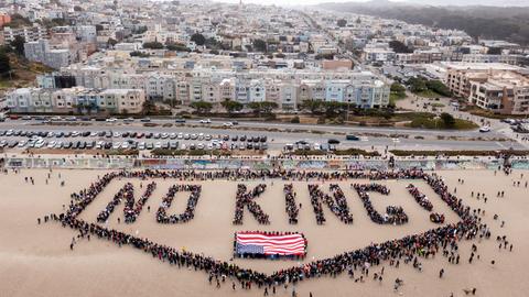 Menschen formen ein "No Kings"-Schriftzug am Stand von San Francisco bei den Protesten im Jahr 2025