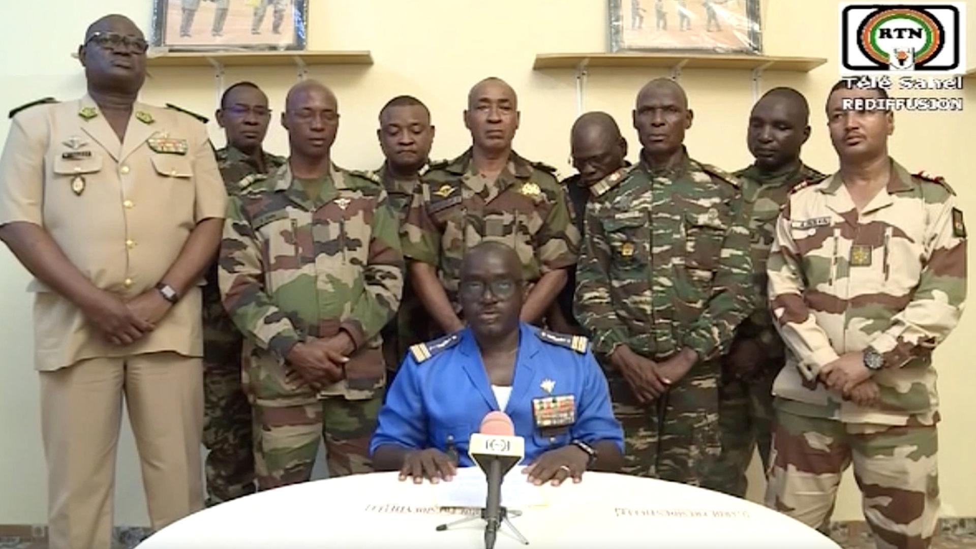 Soldaten in Niger kündigen Staatsstreich im nationalen Fernsehen an. um den Sturz von Präsident Mohamed Bazoum in Niger zu verkünden. Sie nannten sich "Nationaler Rat für den Schutz des Vaterlandes" (CLSP) und verlasen in einem von ihnen gedrehten und im staatlichen Fernsehen ORTN ausgestrahlten Video eine Erklärung zum Staatsstreich. 