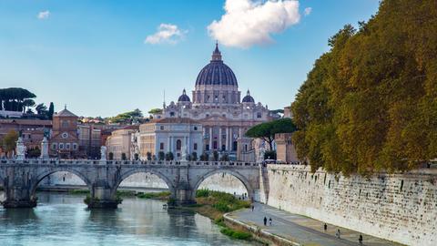 Malerischer Blick auf den Petersdom in Vatikanstadt mit dem Tiber im Vordergrund