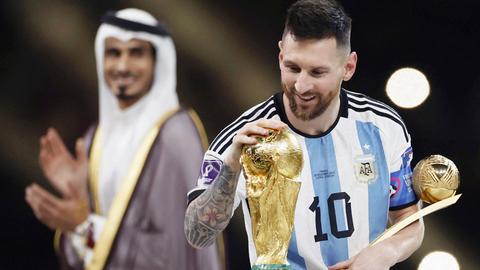 Argentiniens Fußballnationalspieler Lionel Messi mit dem Weltmeisterpokal