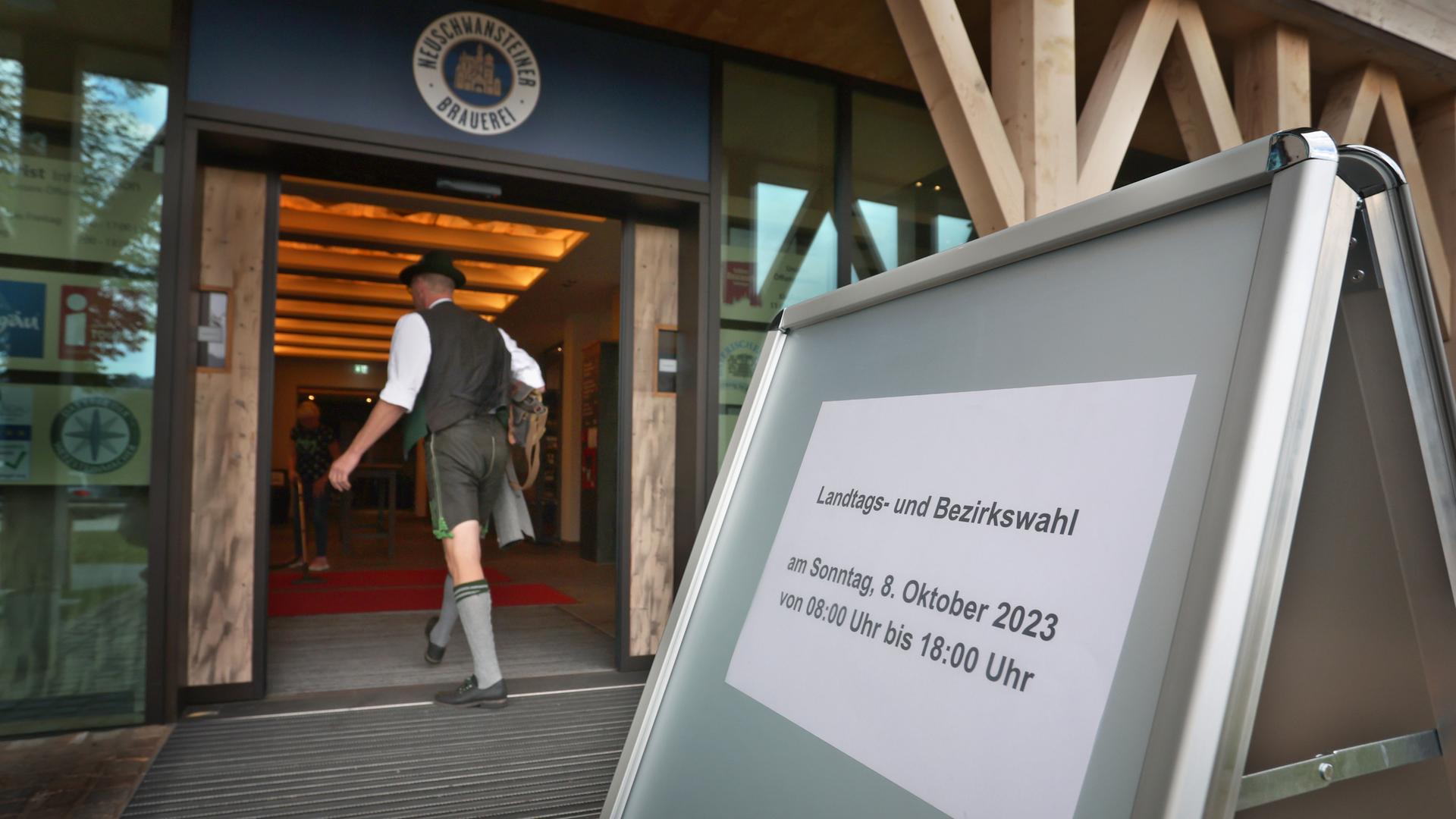 Ein Mann in bayerischer Tracht betritt ein Wahllokal für die Landtagswahl Ein Mann in bayerischer Tracht betritt ein Wahllokal für die Landtagswahl