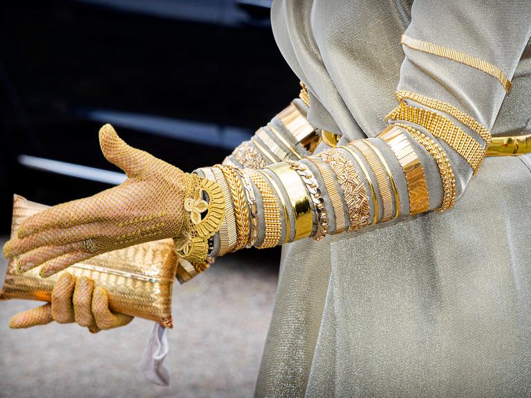 Der Arm von Königin Maxima behängt mit Goldschmuck.