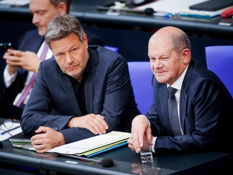 Christian Lindner (l-r, FDP), Bundesminister der Finanzen, Robert Habeck (Bündnis 90/Die Grünen), Bundesminister für Wirtschaft und Klimaschutz, und Bundeskanzler Olaf Scholz (SPD) auf der Regierungsbank im Bundestag 