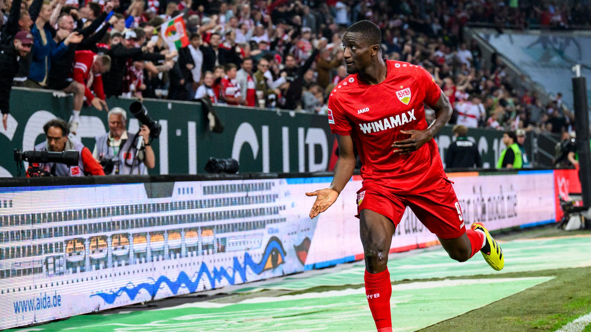 Das Bild zeigt den Spieler Serhou Guirassy vom VfB Stuttgart im Spiel gegen de FC Augsburg am 10.5.2024. Das Bild zeigt den Spieler Serhou Guirassy vom VfB Stuttgart im Spiel gegen de FC Augsburg am 10.5.2024.
