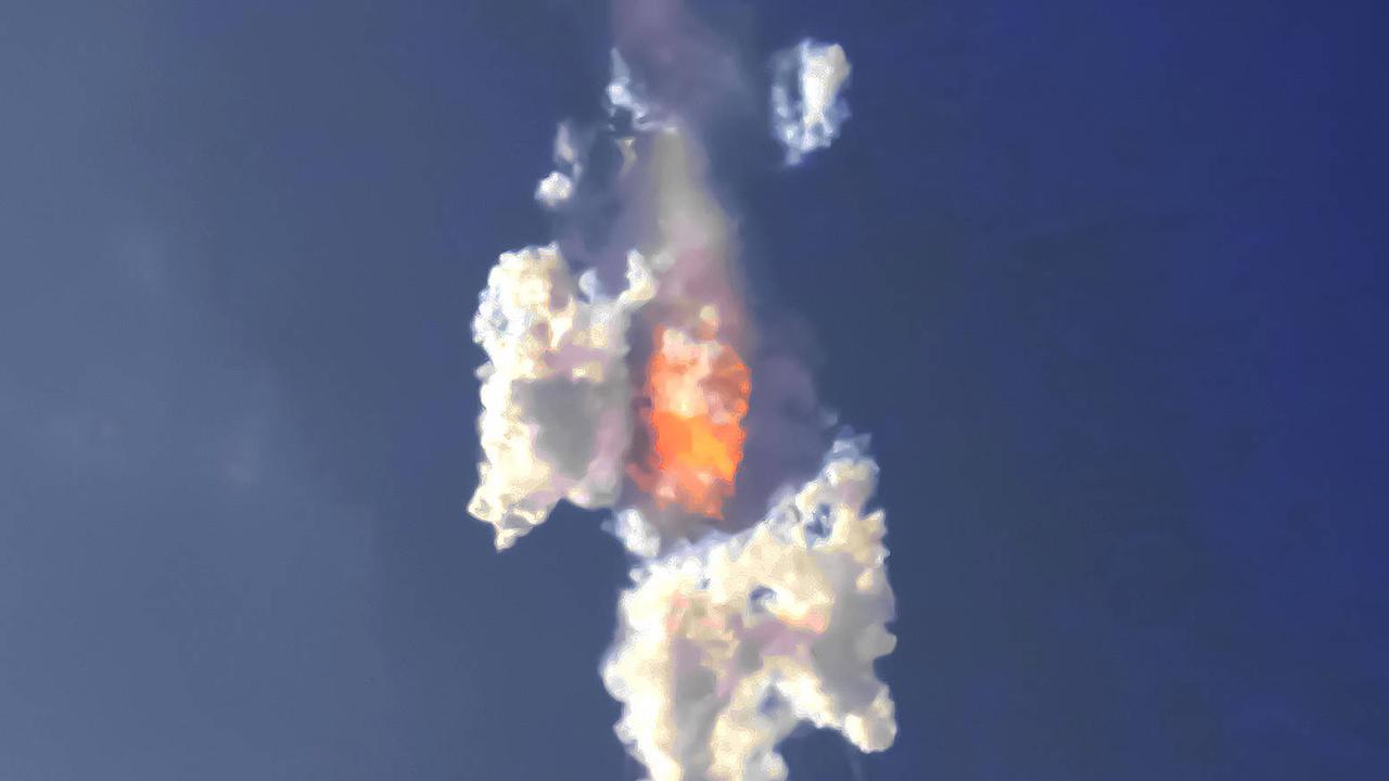 Die Explosion eines Raumschiffs vor blauem Himmel