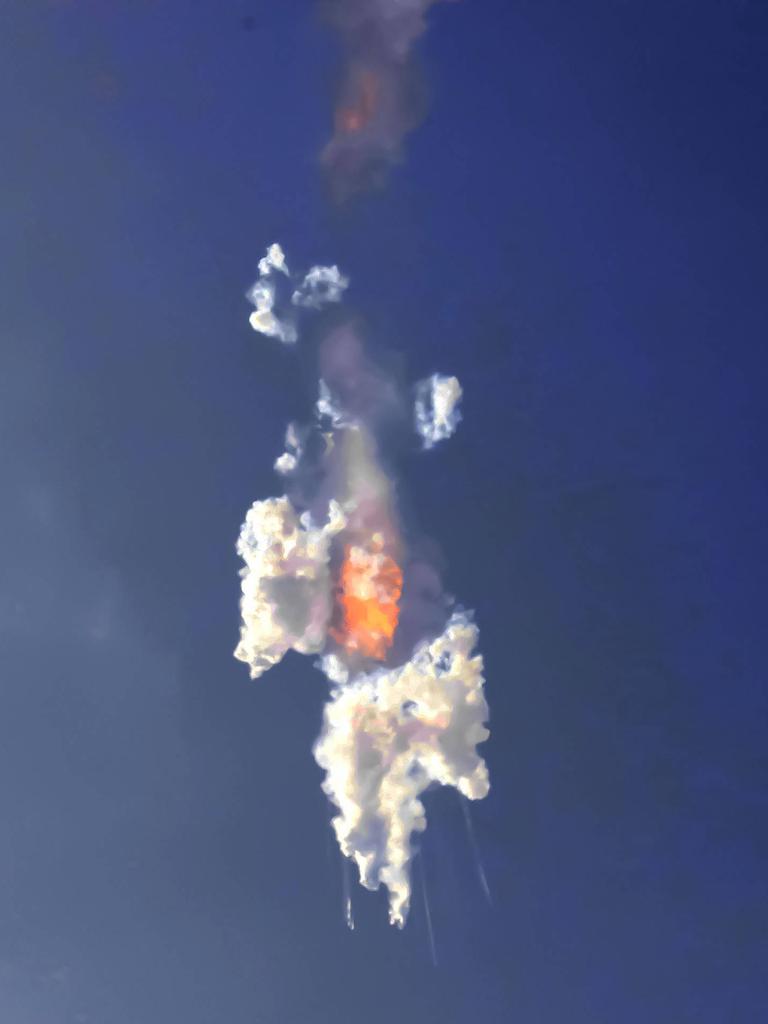 Die Explosion eines Raumschiffs vor blauem Himmel