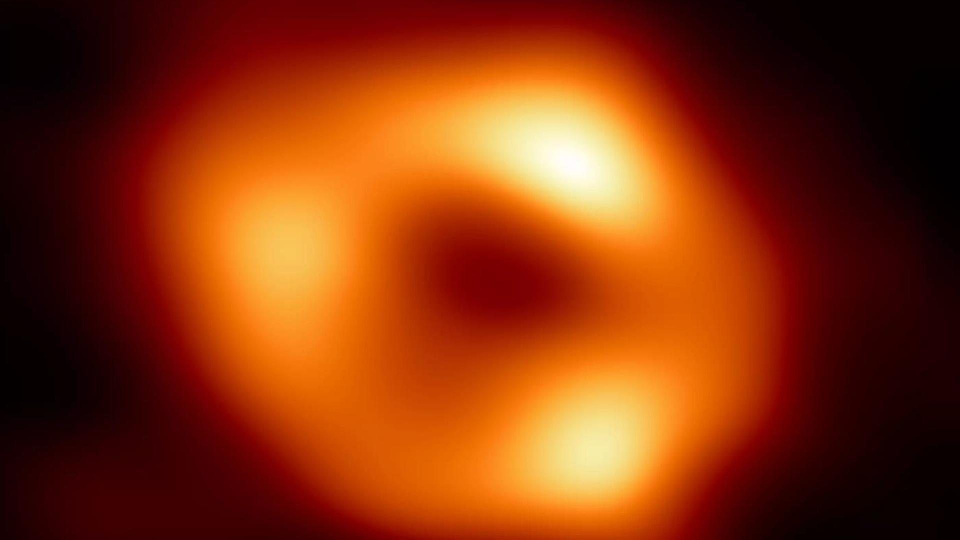 Das Schwarze Loch im Zentrum der Milchstraße hat mehr als vier Millionen Sonnenmassen, aber nicht einmal 30 Millionen Kilometer Durchmesser