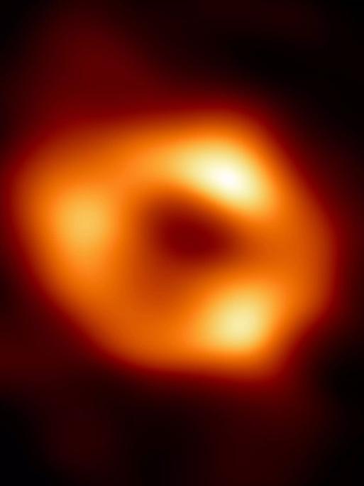 Das Schwarze Loch im Zentrum der Milchstraße hat mehr als vier Millionen Sonnenmassen, aber nicht einmal 30 Millionen Kilometer Durchmesser