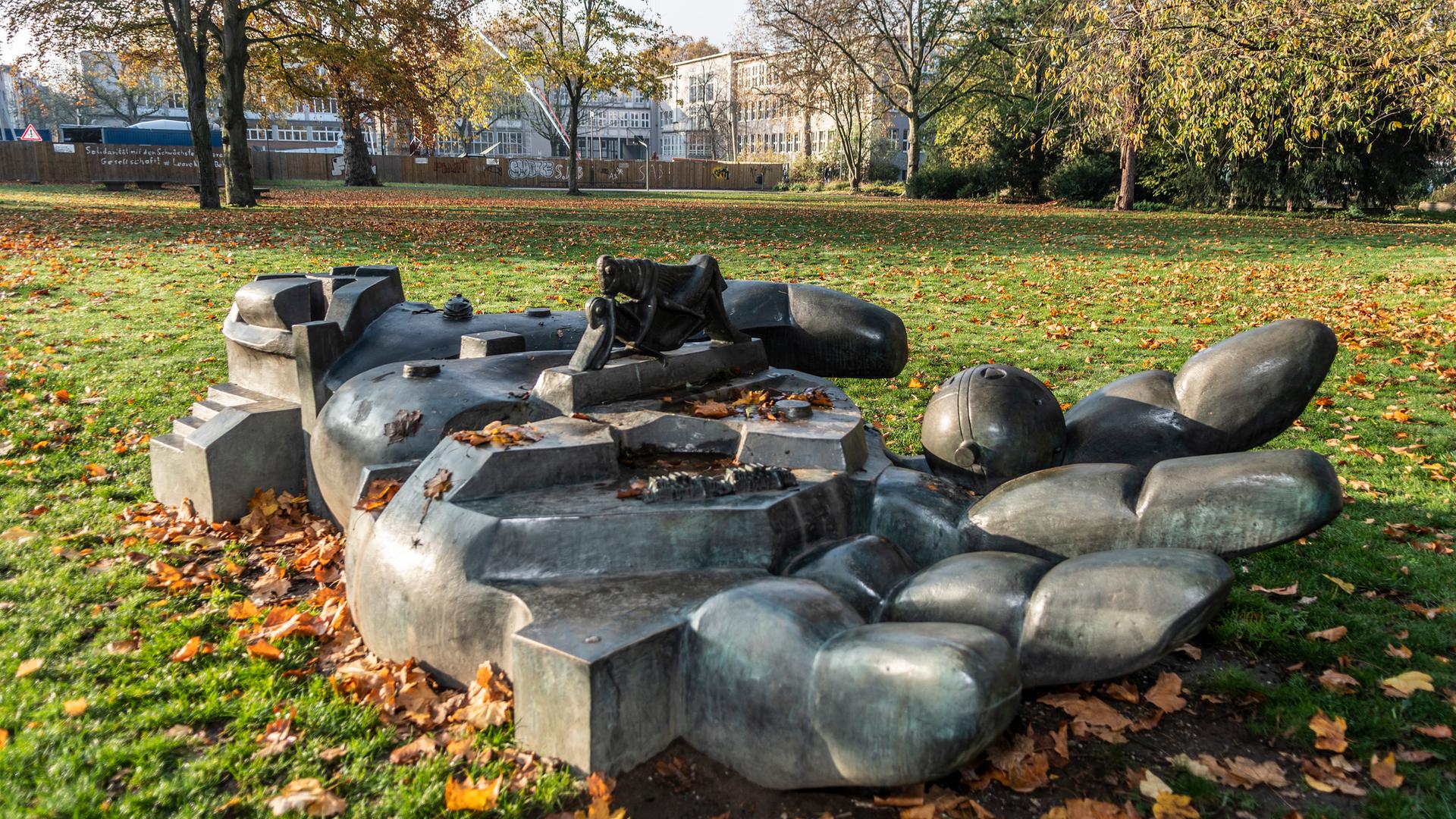 Die Skulptur "Egypt" von Eduardo Paolozzi aus dem Jahr 1990 im Immanuel-Kant-Park in Duisburg. Die Skulptur "Egypt" von Eduardo Paolozzi aus dem Jahr 1990 im Immanuel-Kant-Park in Duisburg.