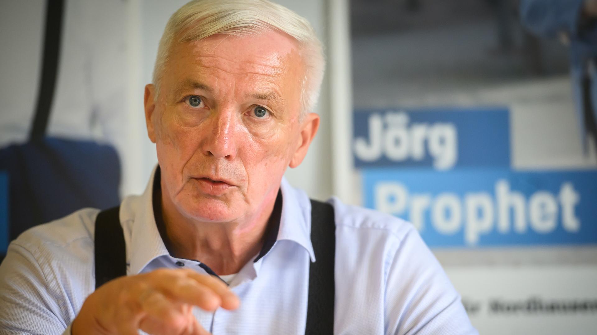 AfD-Kandidat Jörg Prophet am Montag, 28. August 2023, in seinem Büro des AfD-Kreisverbandes in Nordhausen 
