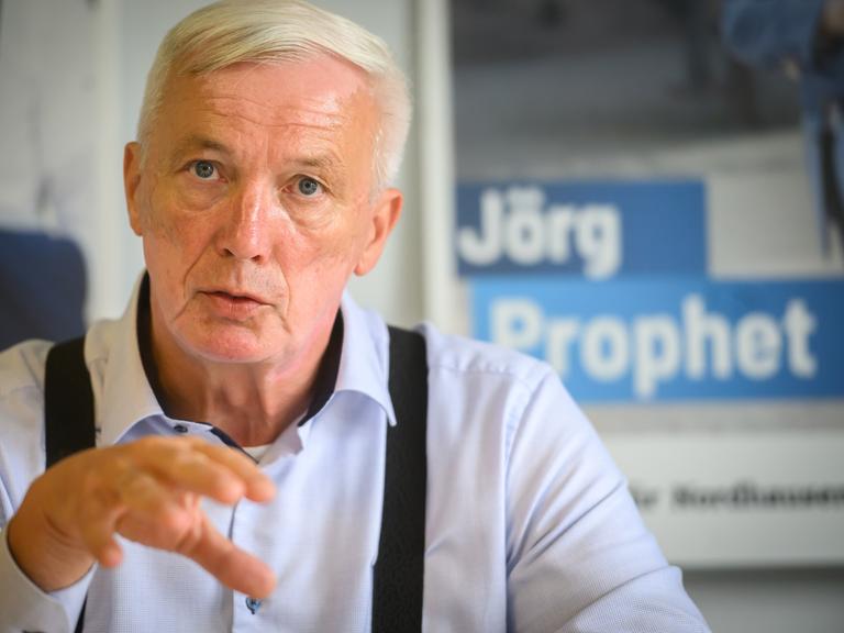 AfD-Kandidat Jörg Prophet am Montag, 28. August 2023, in seinem Büro des AfD-Kreisverbandes in Nordhausen 