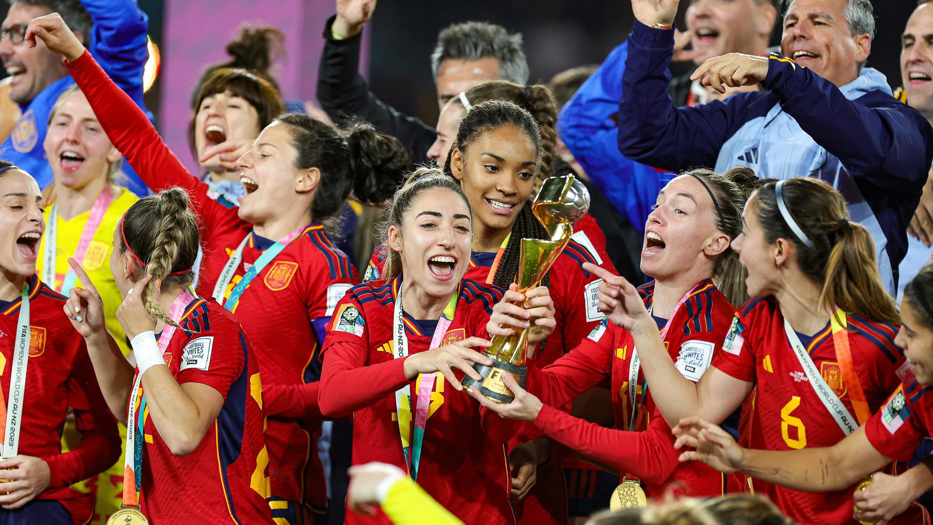 Die spanischen Frauen feiern den Gewinn des WM-Titels in Sydney. 