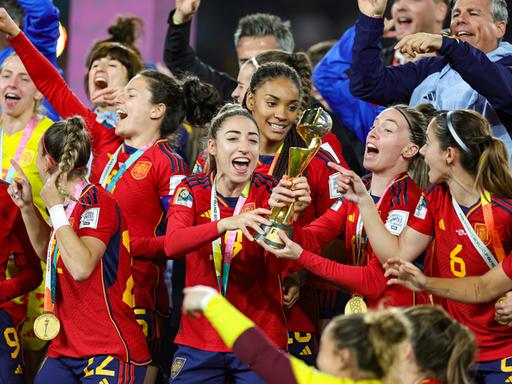 Die spanischen Frauen feiern den Gewinn des WM-Titels in Sydney. 