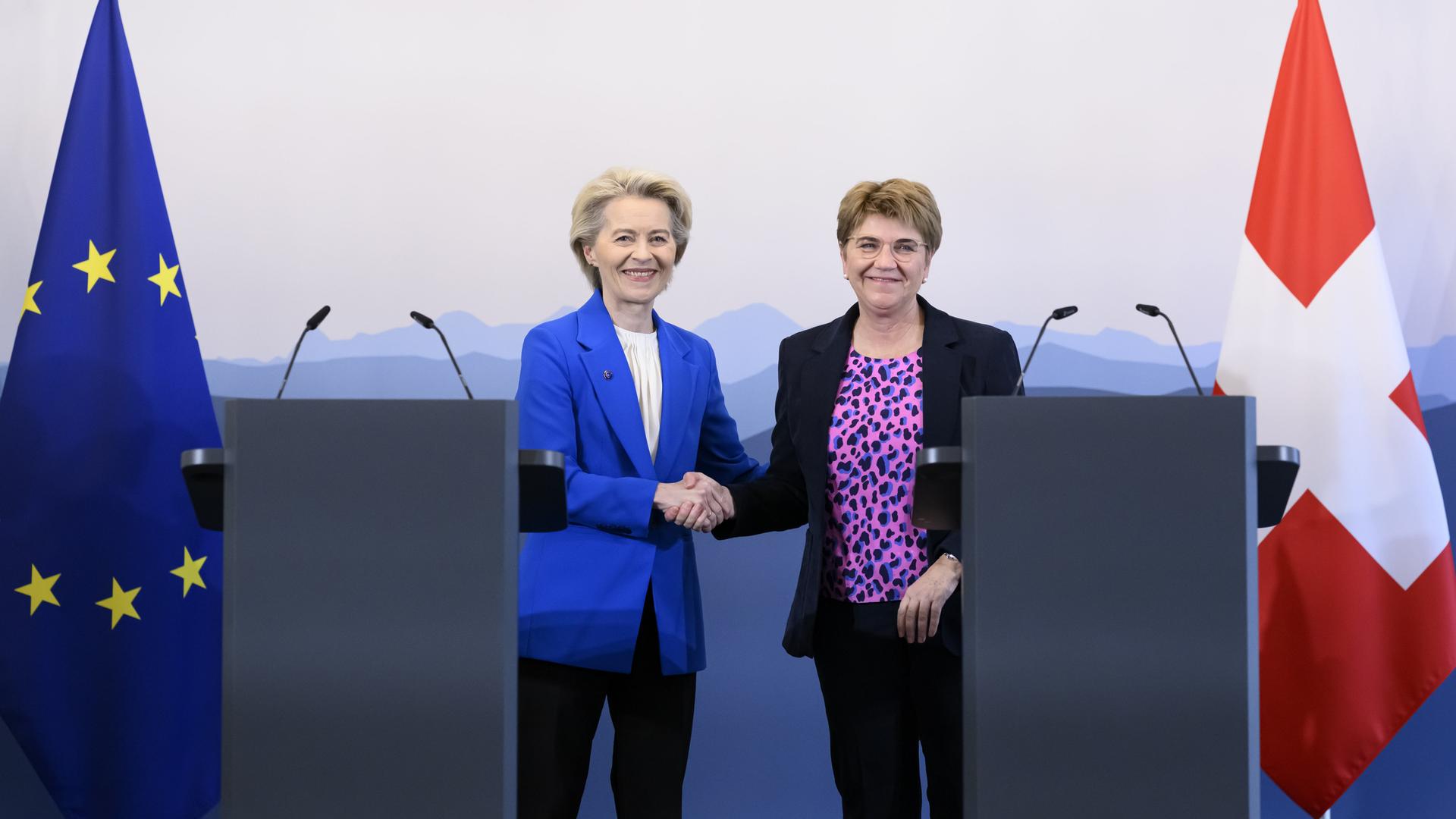 EU-Kommissionspräsidentin Ursula von der Leyen (links) und die Schweizer Bundespräsidentin Viola Amherd geben sich bei einer Pressekonferenz die Hand.