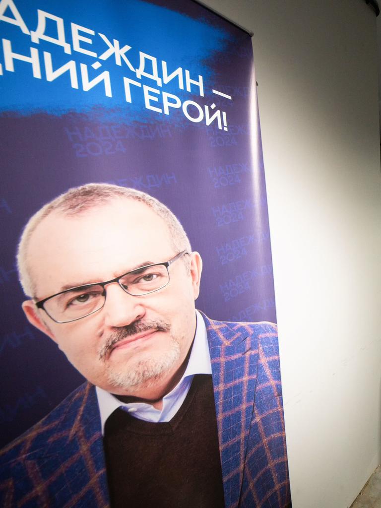 Menschen unterzeichnen in der Wahlkampfzentrale des Präsidentschaftskandidaten Boris Nadeschdin für dessen Kandidatur. An der Wand hängt ein Plakat mit dem Gesicht des Politikers.