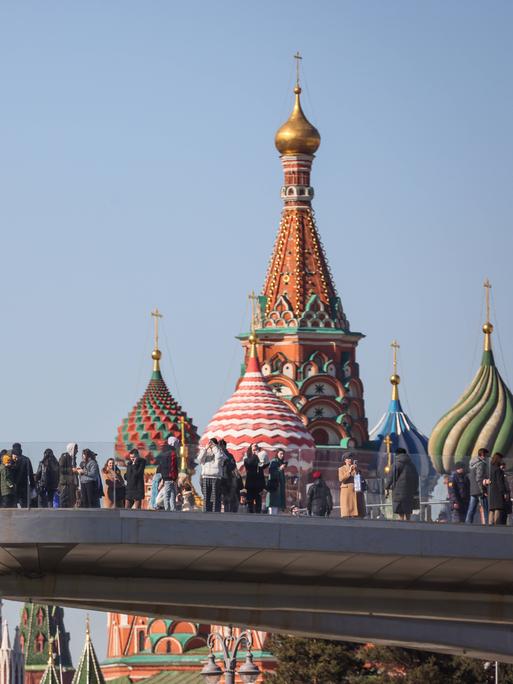 Ein Blick auf den Spasskaya-Turm des Moskauer Kremls, eine Aussichtsplattform im Zaryadye-Park und die Kuppeln der Basilius-Kathedrale 