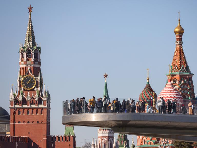 Ein Blick auf den Spasskaya-Turm des Moskauer Kremls, eine Aussichtsplattform im Zaryadye-Park und die Kuppeln der Basilius-Kathedrale 