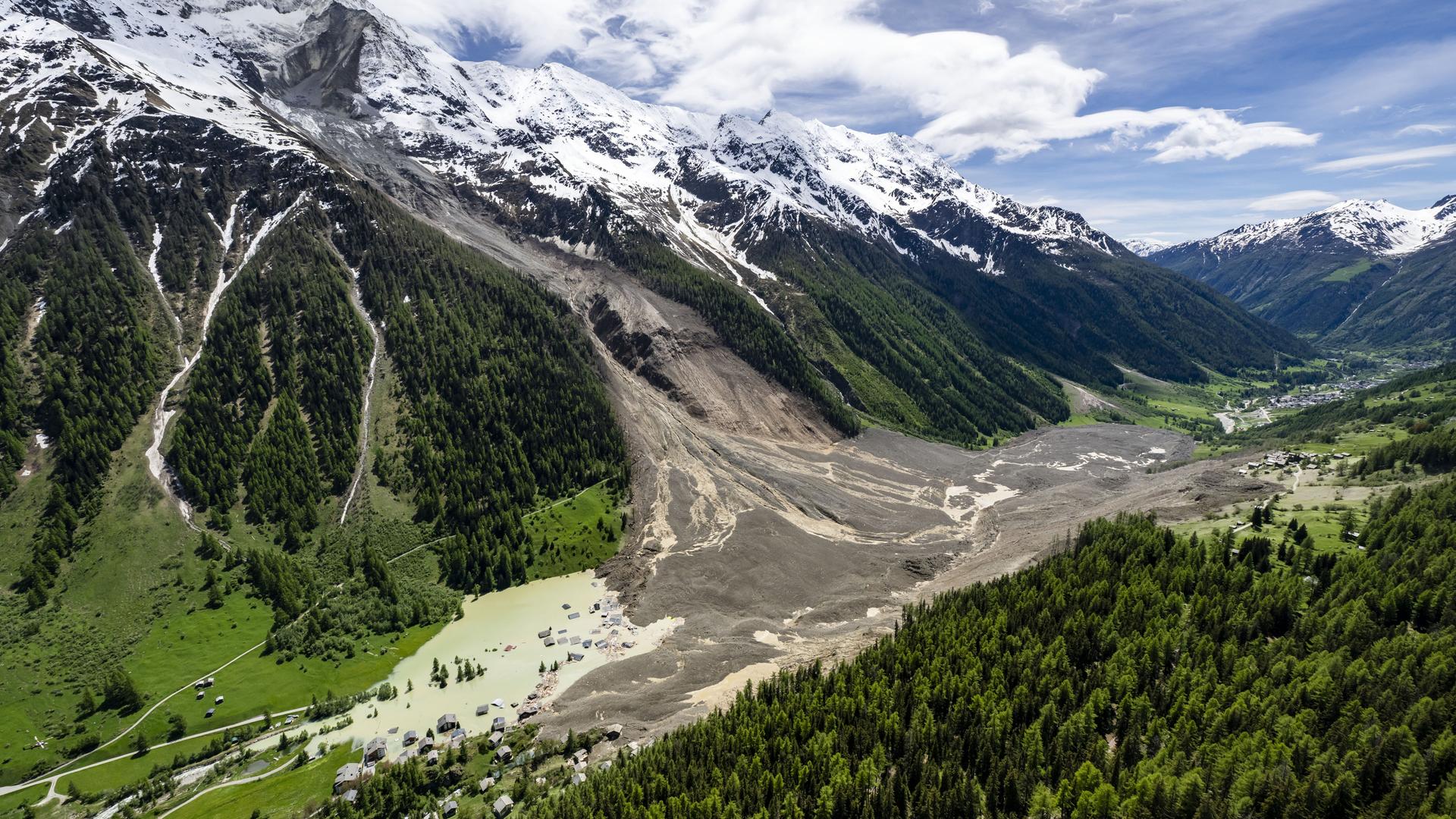 Geröll-Massen sind von einem Berg gerutscht. Sie haben das Dorf Blatten in der Schweiz unter sich begraben. Geröll-Massen sind von einem Berg gerutscht. Sie haben das Dorf Blatten in der Schweiz unter sich begraben.