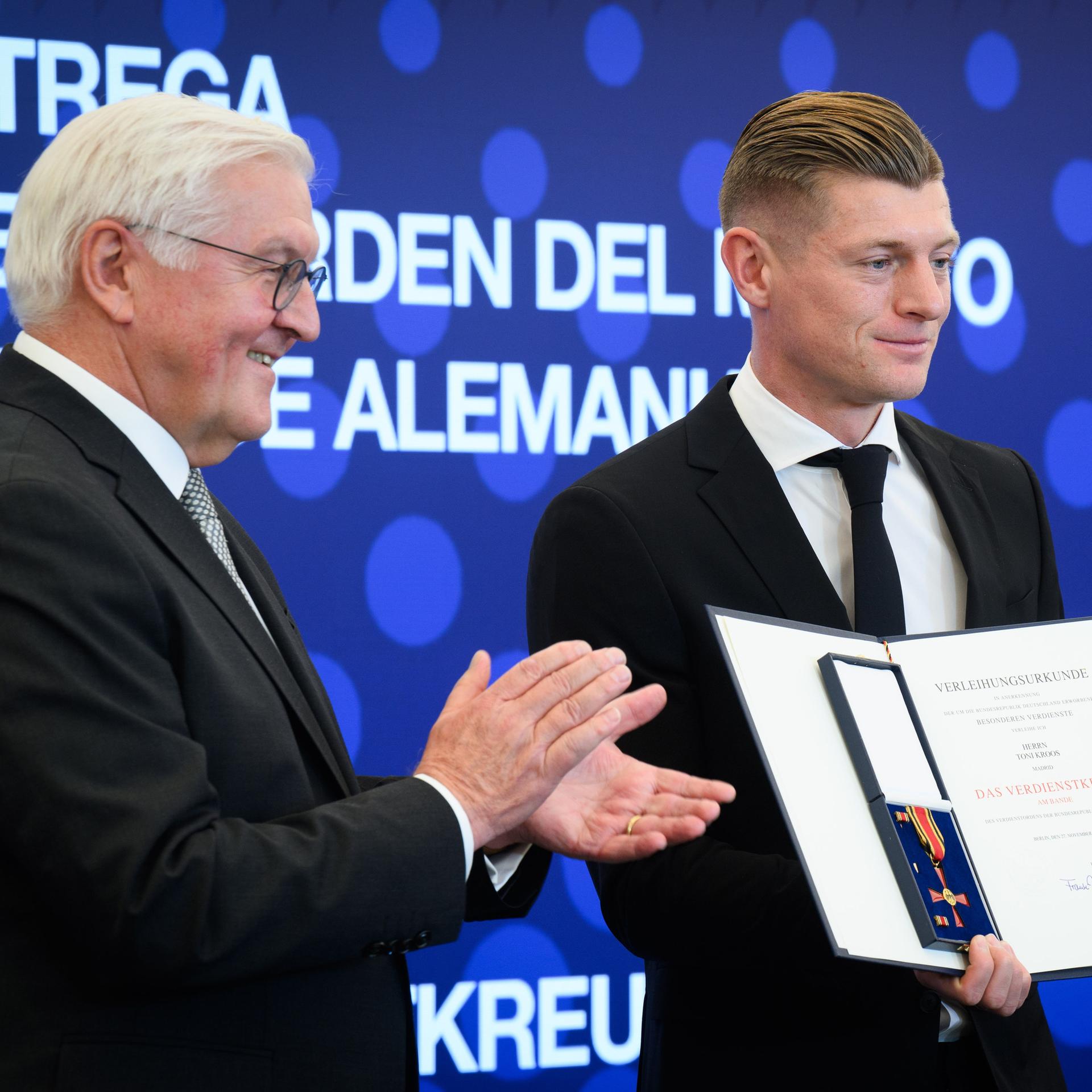 Bundespräsident Frank-Walter Steinmeier überreicht dem ehemaligen deutschen Nationalspieler Toni Kroos das Verdienstkreuz am Bande der Bundesrepublik Deutschland. 