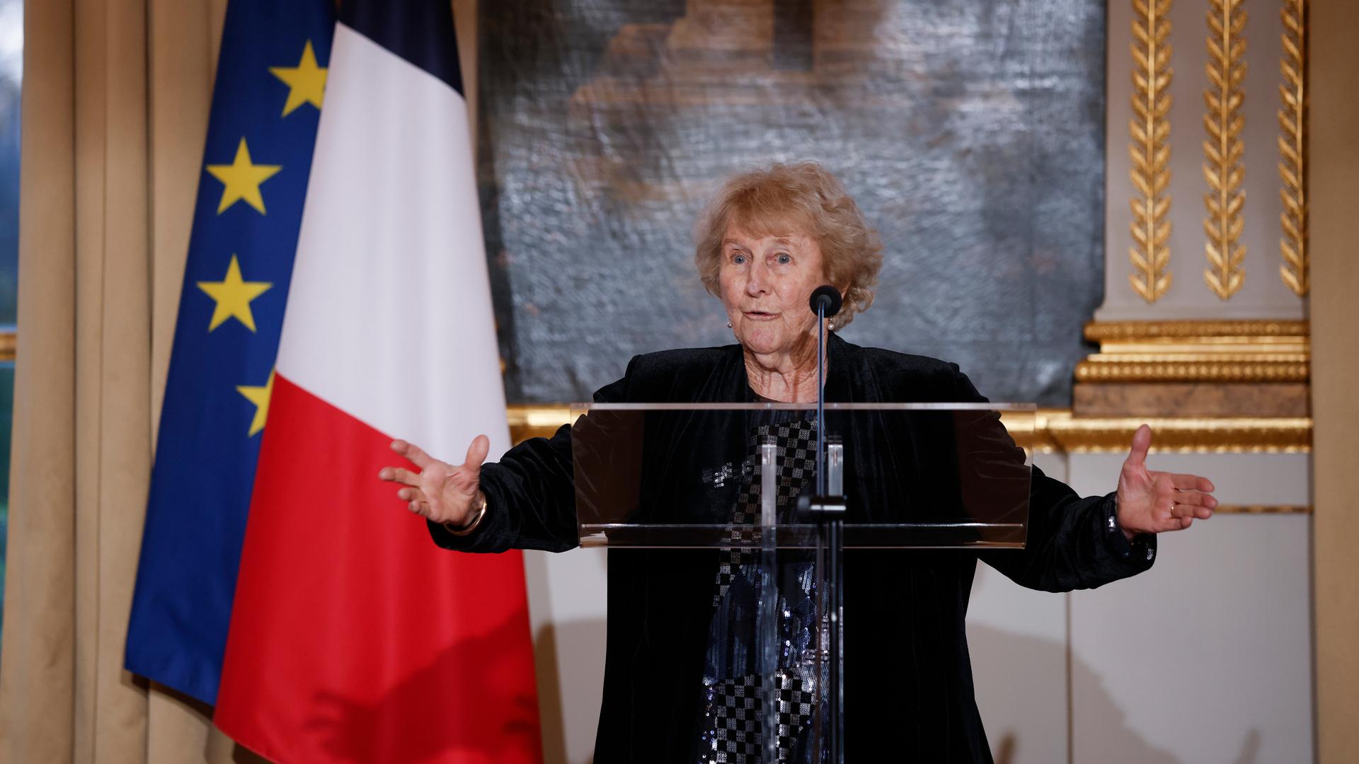 Die kanadische Schriftstellerin Antonine Maillet hält eine Rede, bevor sie vom französischen Präsidenten Emmanuel Macron im Elysee-Palast in Paris mit dem Orden der Ehrenlegion ausgezeichnet wird. Die kanadische Schriftstellerin Antonine Maillet hält eine Rede, bevor sie vom französischen Präsidenten Emmanuel Macron im Elysee-Palast in Paris mit dem Orden der Ehrenlegion ausgezeichnet wird.