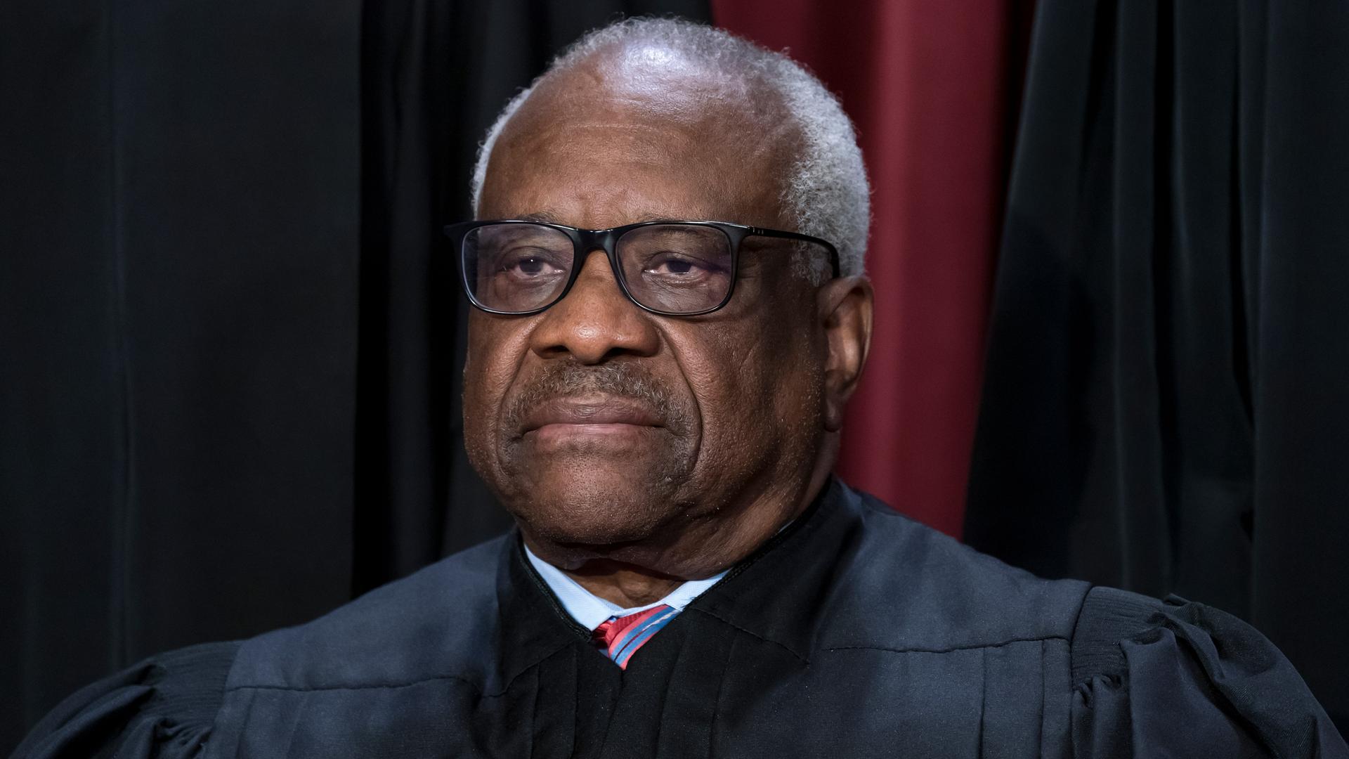 Ein Portrait des US-Richters Clarence Thomas, er trägt eine schwarze Robe. Ein Portrait des US-Richters Clarence Thomas, er trägt eine schwarze Robe.