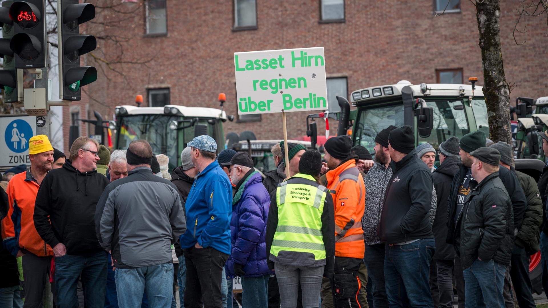 Landwirte demonstrieren in Landshut vor dem politischen Aschermittwoch der Partei Bündnis 90/Die Grünen in Bayern.