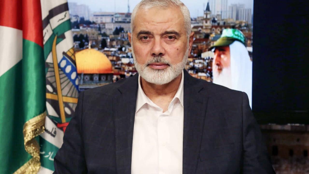 Hamas-Chef Ismail Haniyya, ein Mann mit kurzen grauen Haaren und grauem Bart blickt in die Kamera