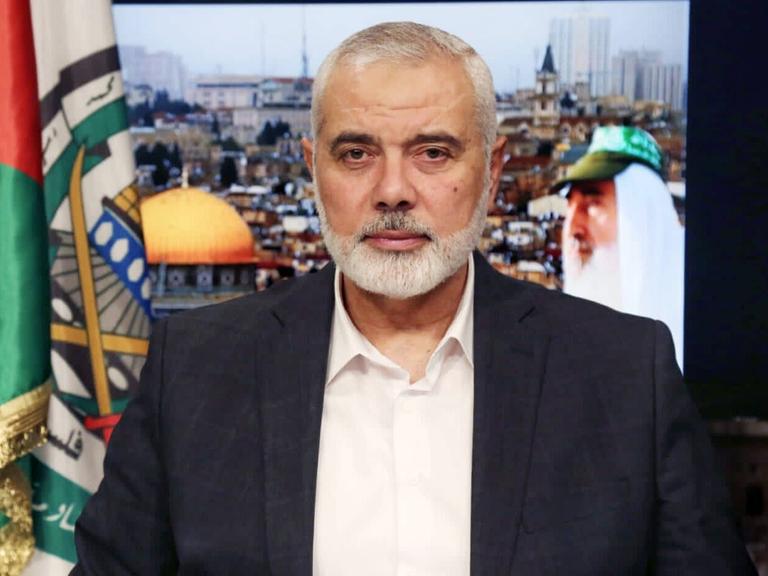 Hamas-Chef Ismail Haniyya, ein Mann mit kurzen grauen Haaren und grauem Bart blickt in die Kamera