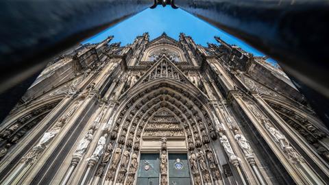 Schräg von unten fotografiert: Das Südportal des Kölner Doms.