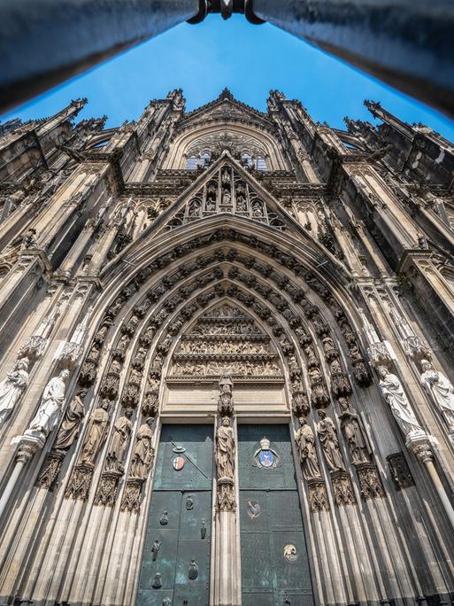 Schräg von unten fotografiert: Das Südportal des Kölner Doms.
