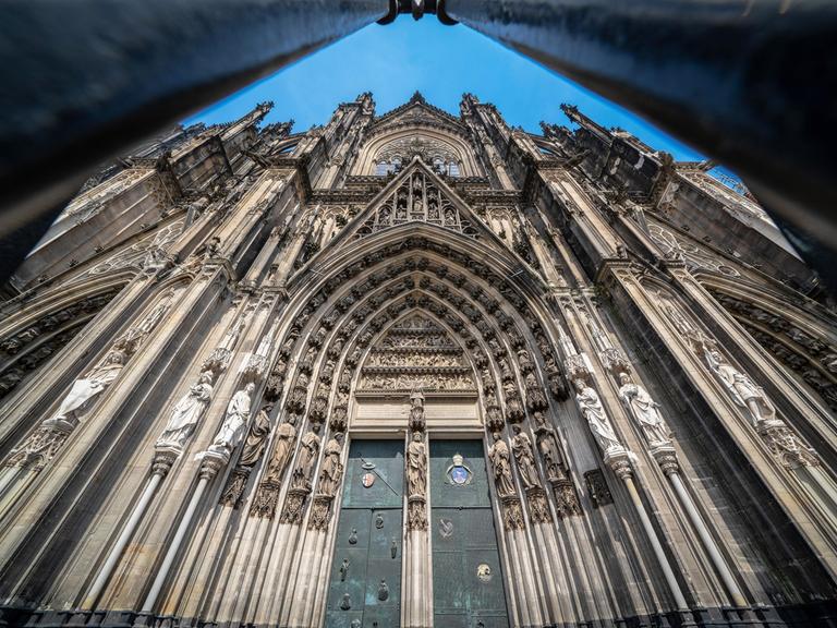 Schräg von unten fotografiert: Das Südportal des Kölner Doms.