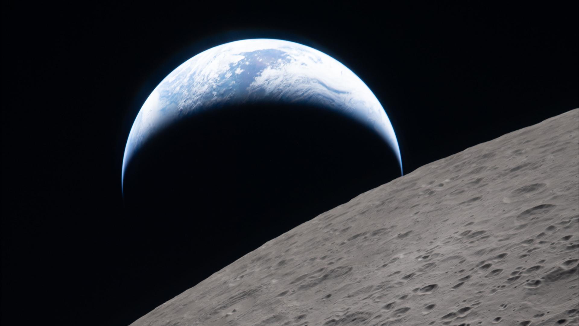 Von der Artemis-Mission aus ist zu sehen, wie die kleinere Erde hintern dem im Vordergrund großen Mond untergeht. Von der Artemis-Mission aus ist zu sehen, wie die kleinere Erde hintern dem im Vordergrund großen Mond untergeht.