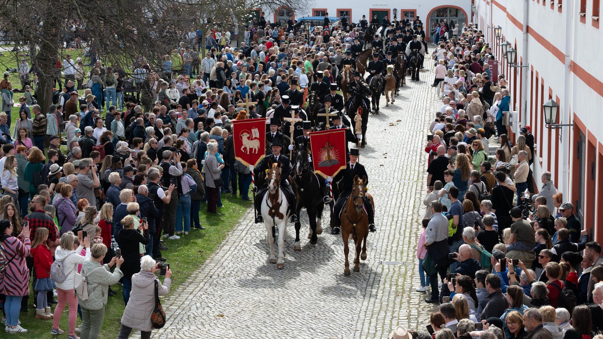 Traditionell gekleidete sorbische Osterreiter verkünden nach altem Brauch zu Pferde im Kloster St. Marienstern die Osterbotschaft. Begleitet wird die Prozession von vielen Schaulustigen am Wegesrand. Traditionell gekleidete sorbische Osterreiter verkünden nach altem Brauch zu Pferde im Kloster St. Marienstern die Osterbotschaft. Begleitet wird die Prozession von vielen Schaulustigen am Wegesrand.