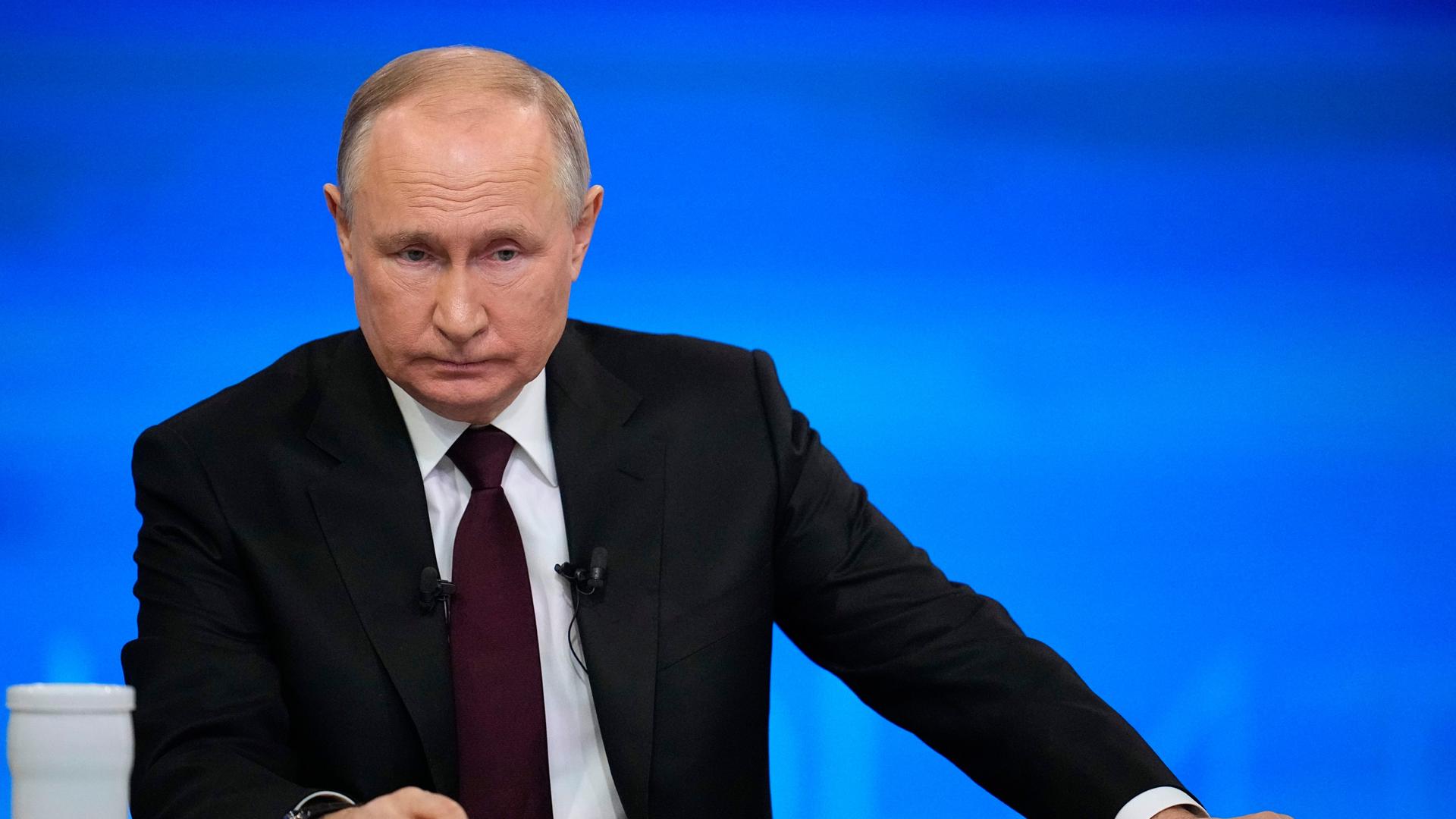 Wladimir Putin blickt ernst. Wladimir Putin blickt ernst.