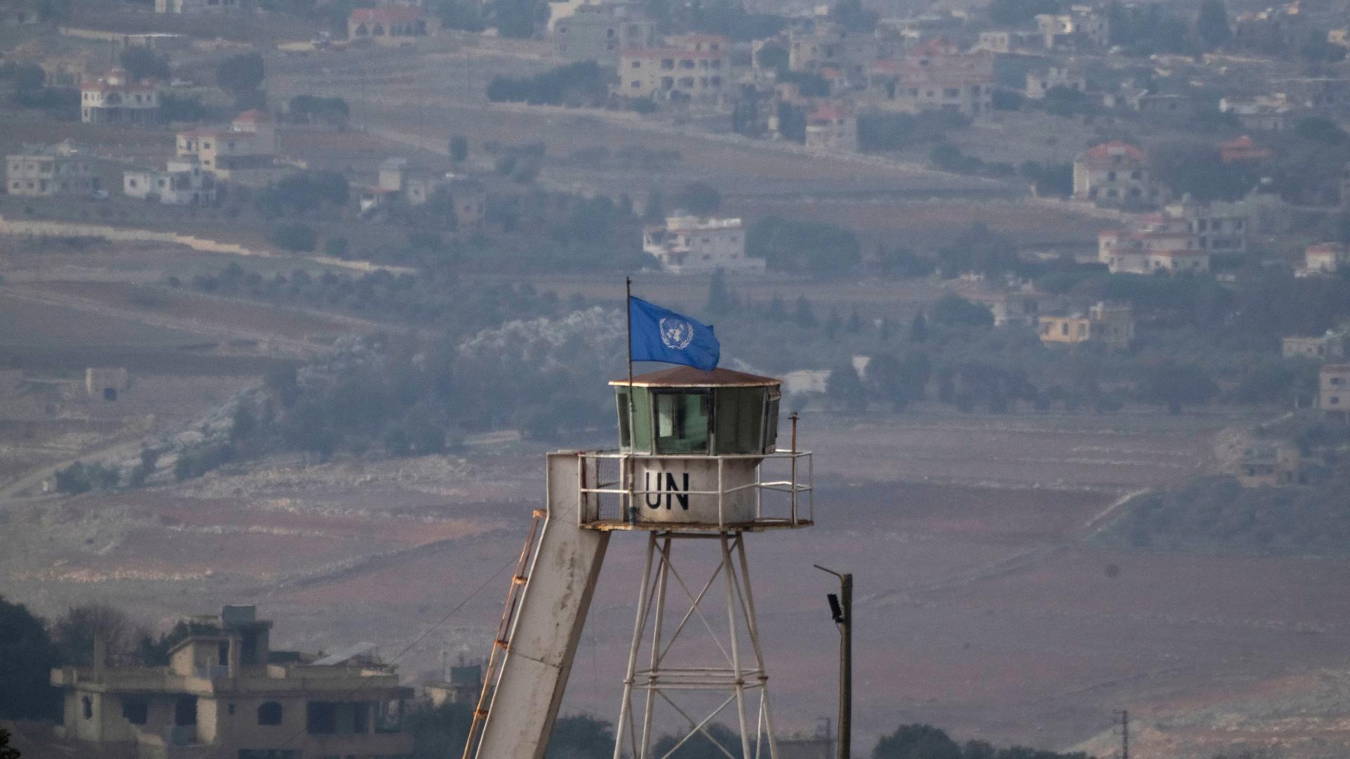 Eine Flagge der Vereinten Nationen weht auf der Spitze eines Turms in einem Stützpunkt der Friedenstruppen der Vereinten Nationen im Libanon (UNIFIL) an der israelisch-libanesischen Grenze, gesehen von Nordisrael aus.