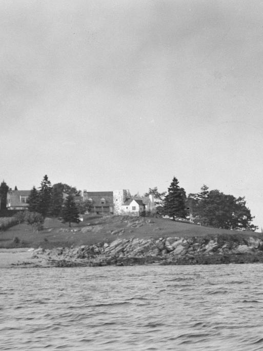 Maine, USA, 1931: Das Foto zeigt eine steinige Insel mit Holzhäusern darauf.