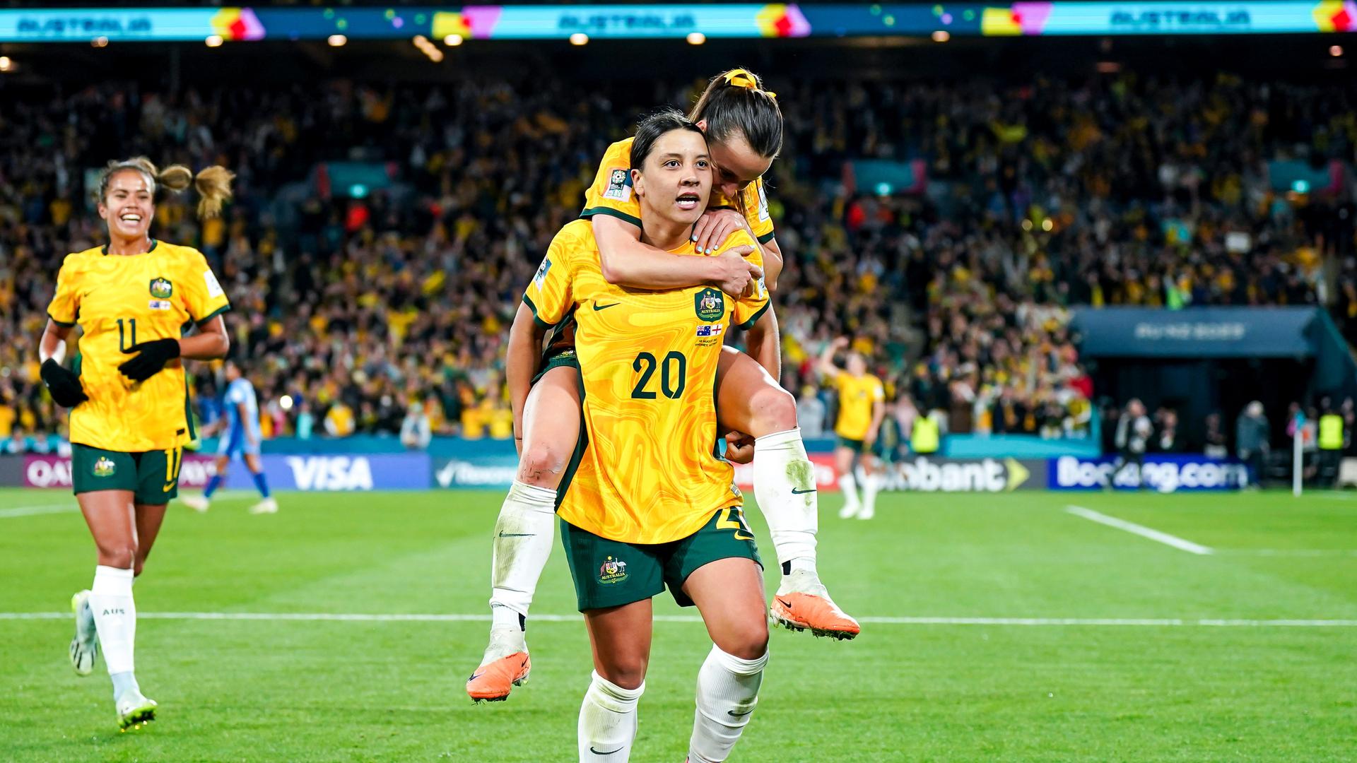 Sam Kerr (20) feiert mit Hayley Raso (16) ihr Tor im Halbfinale der Frauen-WM in Australien