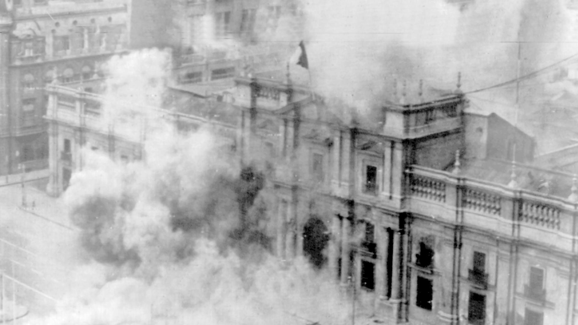 Blick auf das brennende Gebäude des Präsidenten Palasts. Bei der Erstürmung des Moneda-Palastes in der chilenischen Hauptstadt Santiago de Chile am 11. September 1973 durch putschende Militärs kam der gewählte Staatspräsident Salvador Allende Gossens ums Leben. 