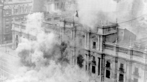 Blick auf das brennende Gebäude des Präsidenten Palasts. Bei der Erstürmung des Moneda-Palastes in der chilenischen Hauptstadt Santiago de Chile am 11. September 1973 durch putschende Militärs kam der gewählte Staatspräsident Salvador Allende Gossens ums Leben. 