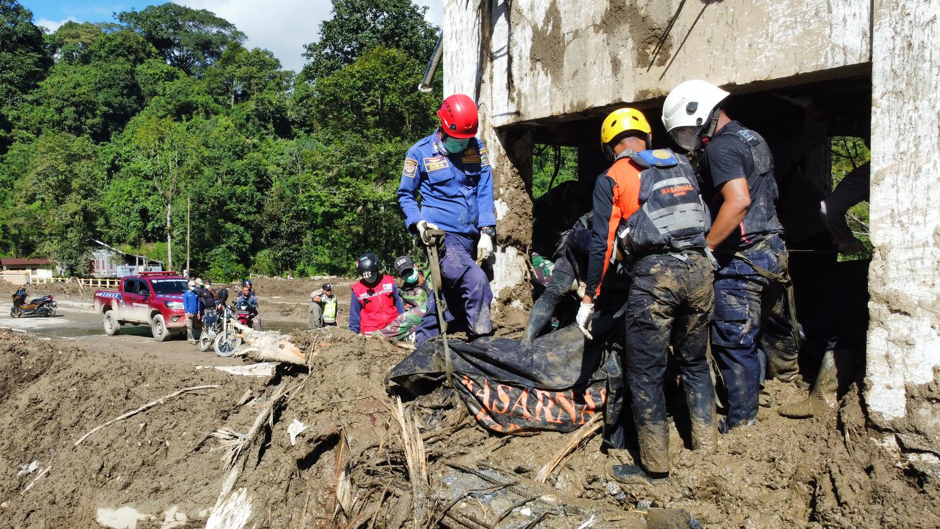 Rettungskräfte bergen die Leiche eines Überschwemmungsopfers in Westsumatra. 