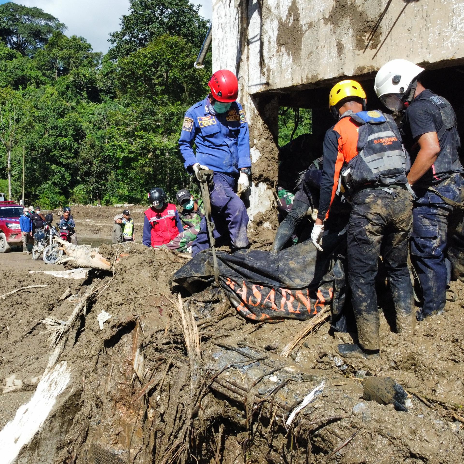 Rettungskräfte bergen die Leiche eines Überschwemmungsopfers in Westsumatra. 