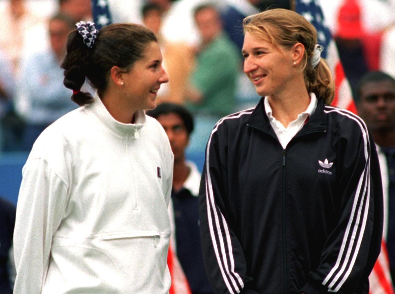 Steffi Graf (r.) und Monica Seles freuen sich nach dem "Traum-Finale" der US Open am 09.09.95 in New York. 