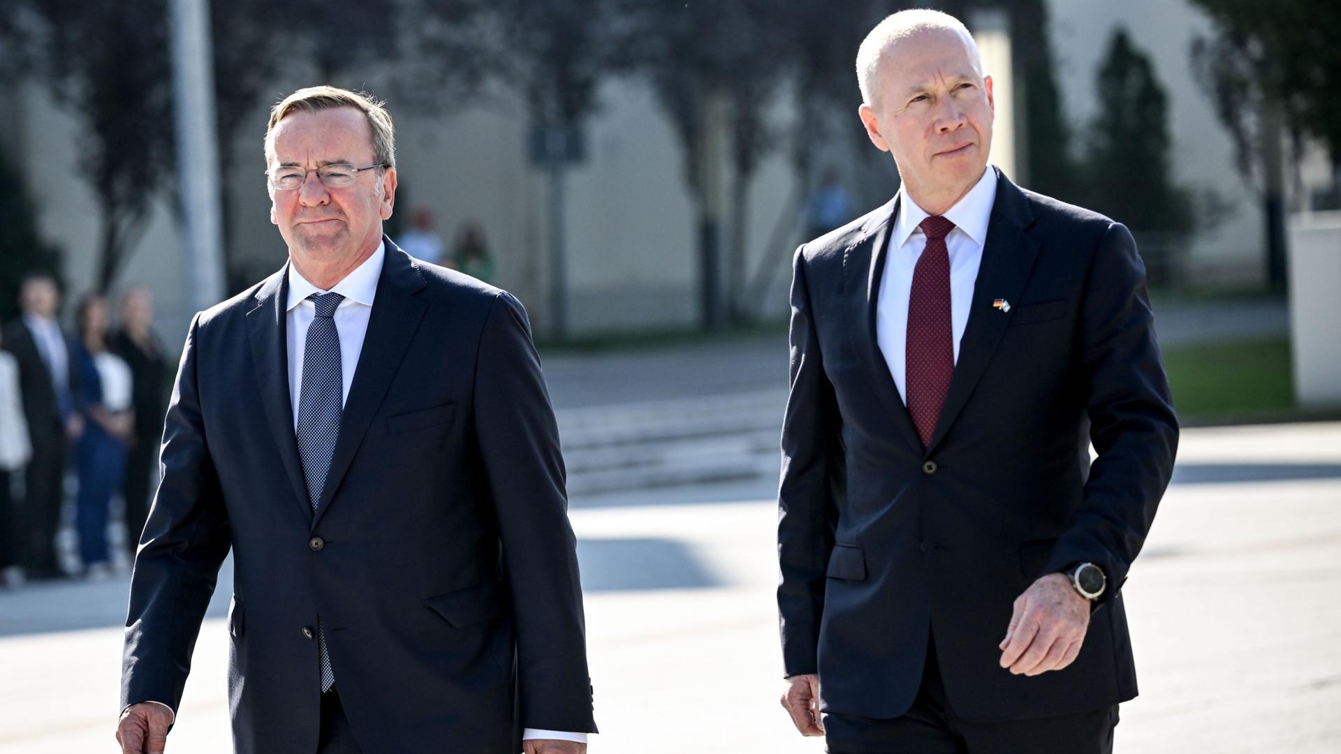 Berlin: Boris Pistorius (SPD, l), Bundesminister der Verteidigung, empfängt seinen israelischen Amtskollegen Joav Galant im Bendlerblock mit militärischen Ehren.
