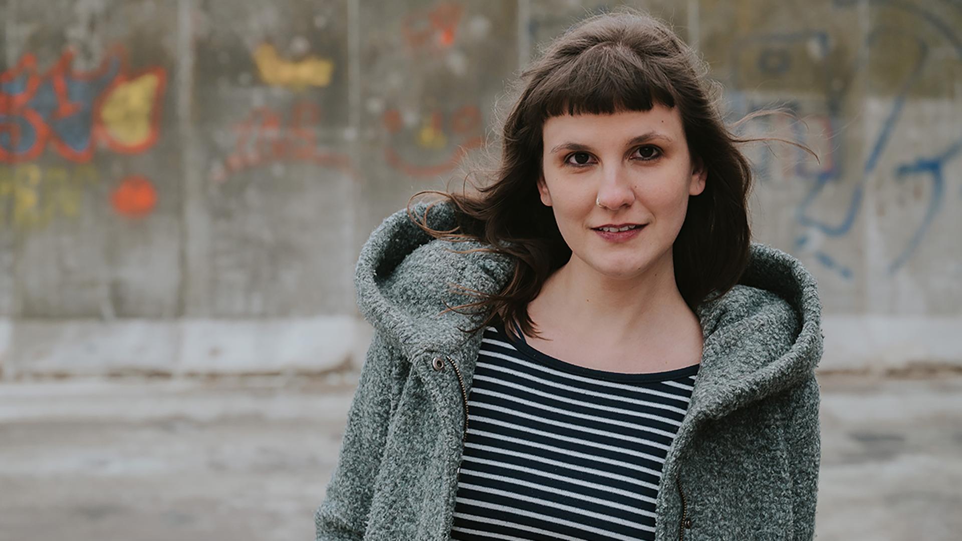 Miriam Peters schaut in die Kamera.