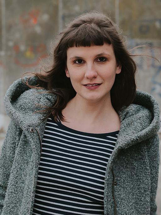 Miriam Peters schaut in die Kamera.