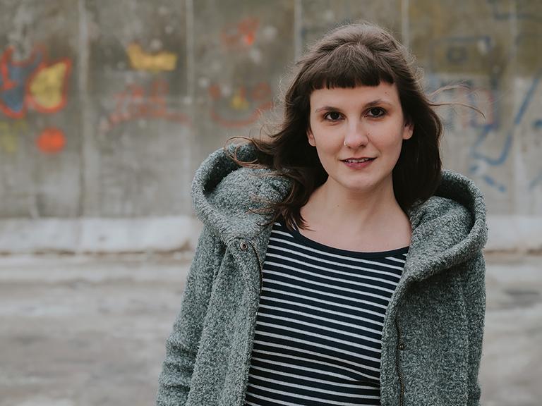 Miriam Peters schaut in die Kamera.